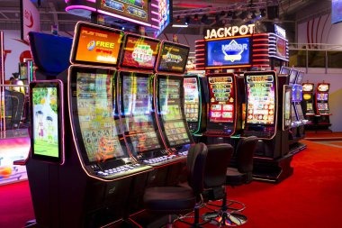 Studio produksi acara permainan langsung pitaslot dengan host profesional dan kamera broadcast